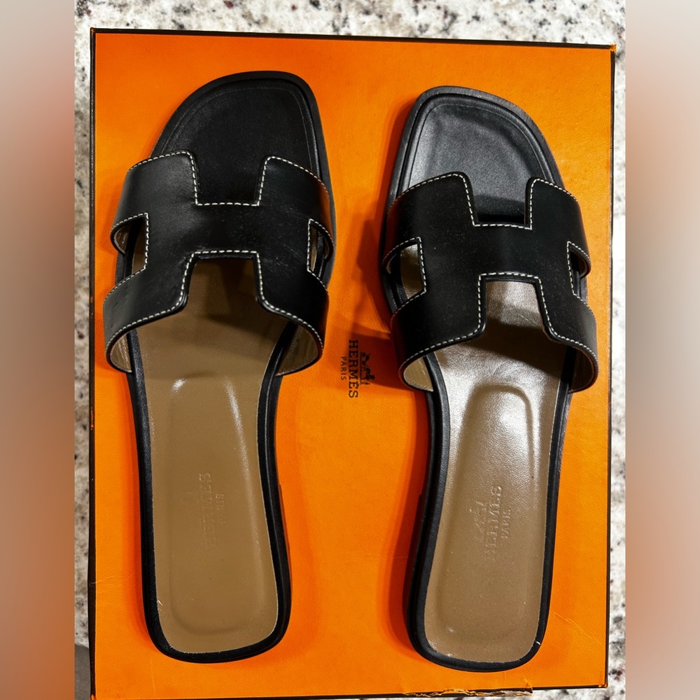 Hermes Oran Sandal only worn once! Size 37, Comes in original box.